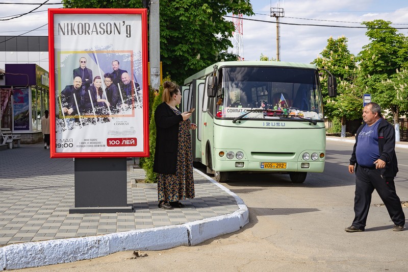 Un drum de 100 de kilometri îi desparte pe găgăuzi de Chișinău, un oraș în care se simt mereu văzuți căci vin din regiunea prorusă din sudul Moldovei