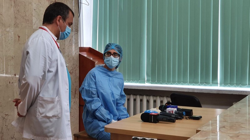 Mama adolescentului, alături de medicul Ionuț Nistor