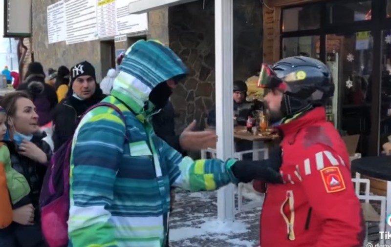 VIDEO | Turiști din Bușteni, reacție agresivă la apariția unei ambulanțe pe pârtie: „De ce să ne dăm la o parte?” Amenzi de 2.200 de lei