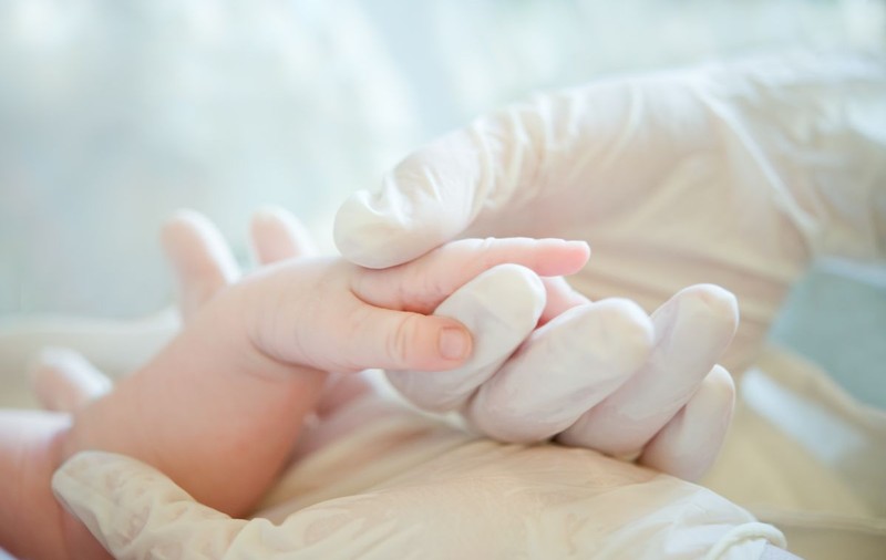 Fetiță de câteva luni din Mureș, cu mai multe afecțiuni, ucisă de COVID. Este al cincilea copil care cade victimă noului coronavirus