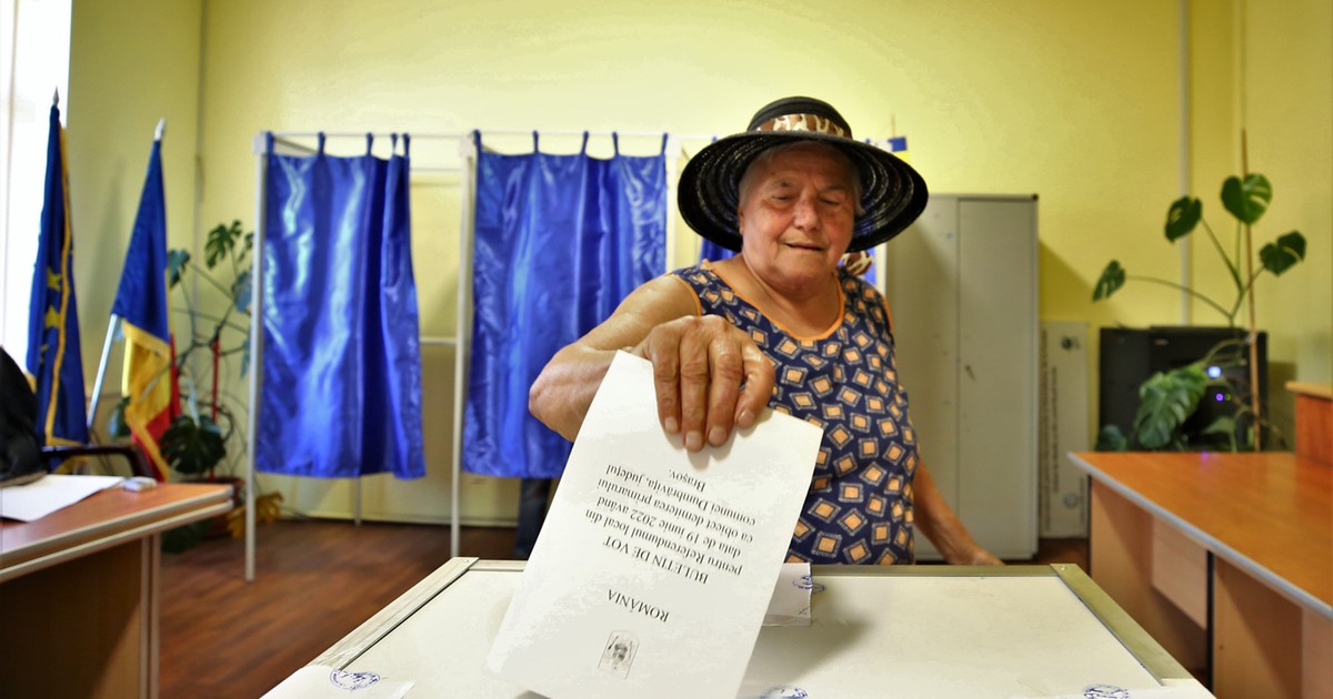 Vot la referendumul din Dumbrăvița, județul Brașov. Foto: Dumitru Angelescu / Libertatea