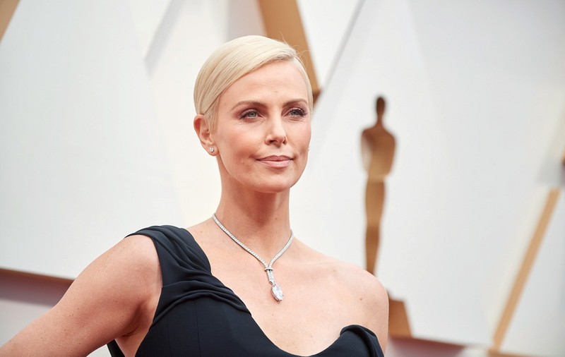 Cum arată Charlize Theron la 46 de ani. Actrița nu mai are părul blond și nici scurt