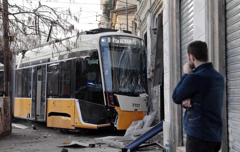 Un tramvai a deraiat și a lovit o clădire la Milano: doi morți și 38 de răniți / Posibilele cauze ale accidentului