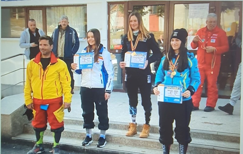 Așa arată podiumul la Campionatele Naționale de schi! Le-au dat medaliile pe scări!