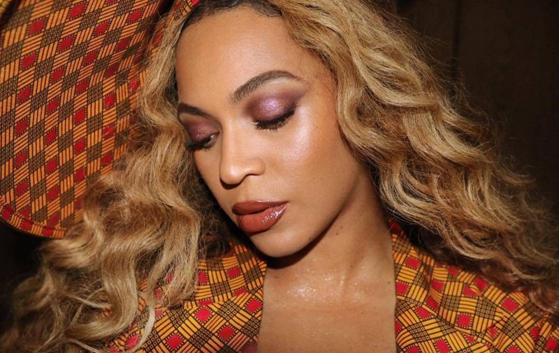 Cum s-a fotografiat Beyonce. Înconjurată de o mulțime de pantofi sport, mai ceva ca într-un magazin!