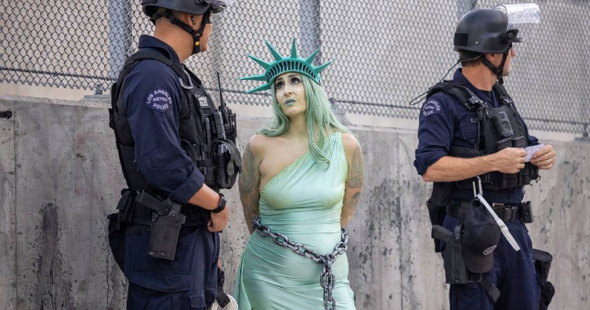 O femeie costumată drept Statuia Libertății din SUA negociază cu polițiștii americani care au arestat-o