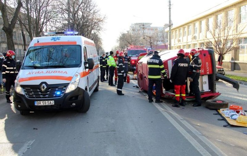 VIDEO | O autospecială SMURD s-a răsturnat în centrul Brăilei, după ce a fost lovită de un autoturism. Două persoane au ajuns la spital