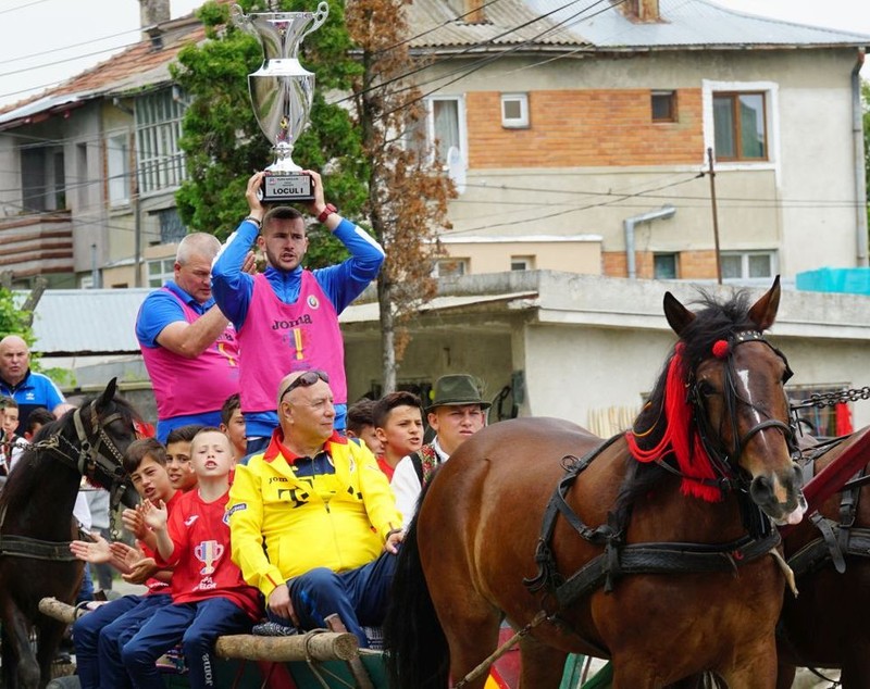Câștigătorii Cupei Satelor, plimbați cu căruța! Copiii din Ruginoasa au sărbătorit într-un mod inedit performanța alături de toată comuna / FOTO&VIDEO