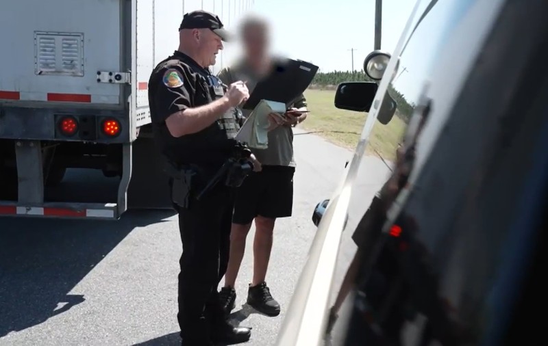 Un șofer de TIR care nu a putut explica semnele rutiere și nu știa engleză a fost scos pe loc din serviciu, în Florida