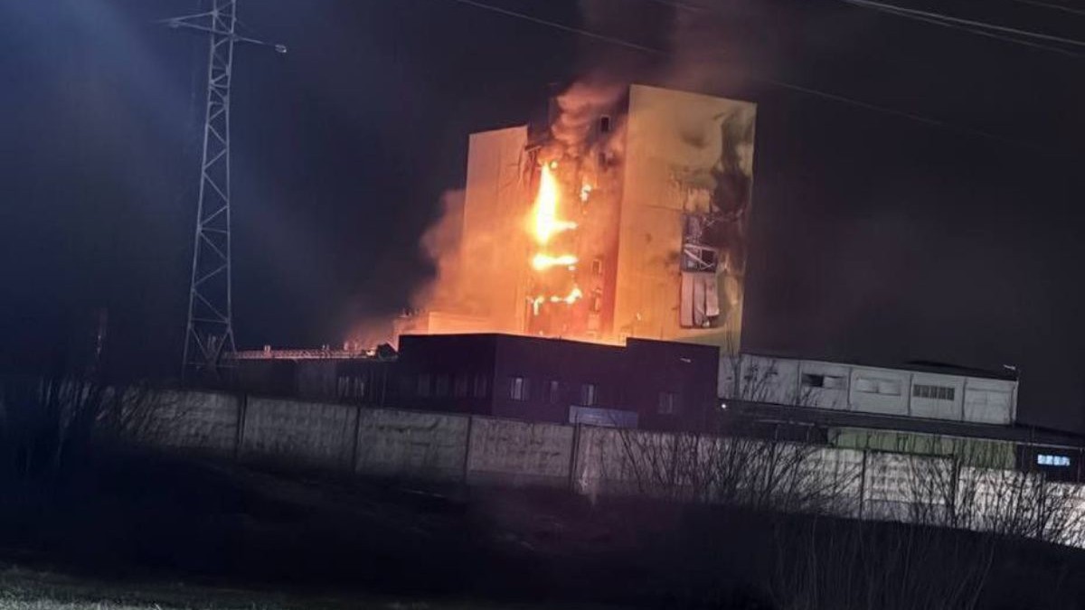 Flăcări cuprind o clădire, noaptea