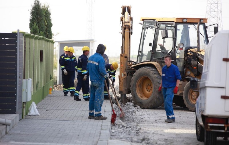 GALERIE FOTO| Dorel lovește din nou: Cel puțin zece oameni evacuaţi la Buzău, după ce o echipă de muncitori a spart o conductă de gaze