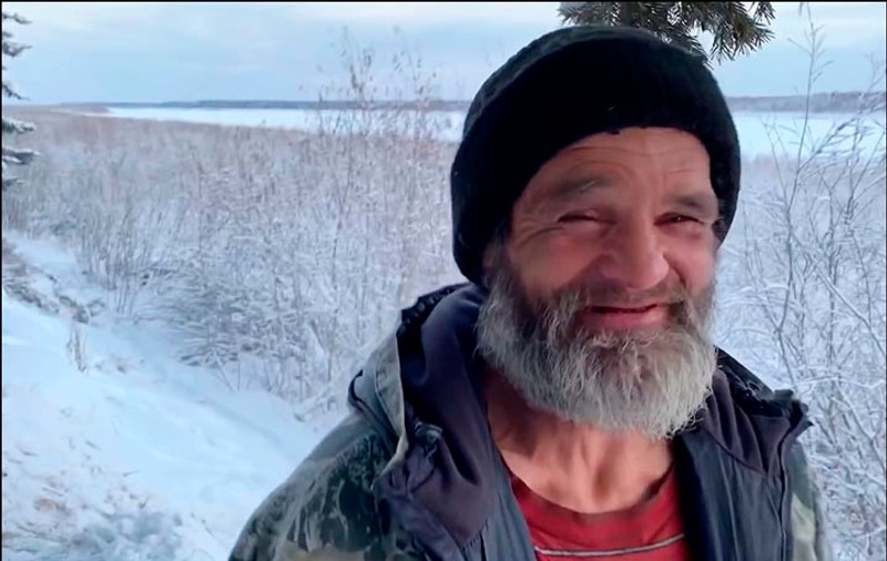 Un rus a trăit ca un pustnic în Siberia ca să scape de... vodcă. Fostul militar și-a regăsit familia cu ajutorul unui blogger / VIDEO