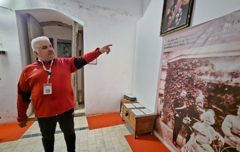 Un vânzător de suveniruri din Băile Herculane a redeschis un obiectiv turistic lăsat în paragină zeci de ani. „Am scos câteva camioane de gunoi”
