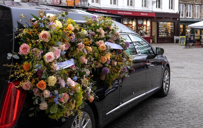 Ce se scrie pe panglica unei coroane funerare