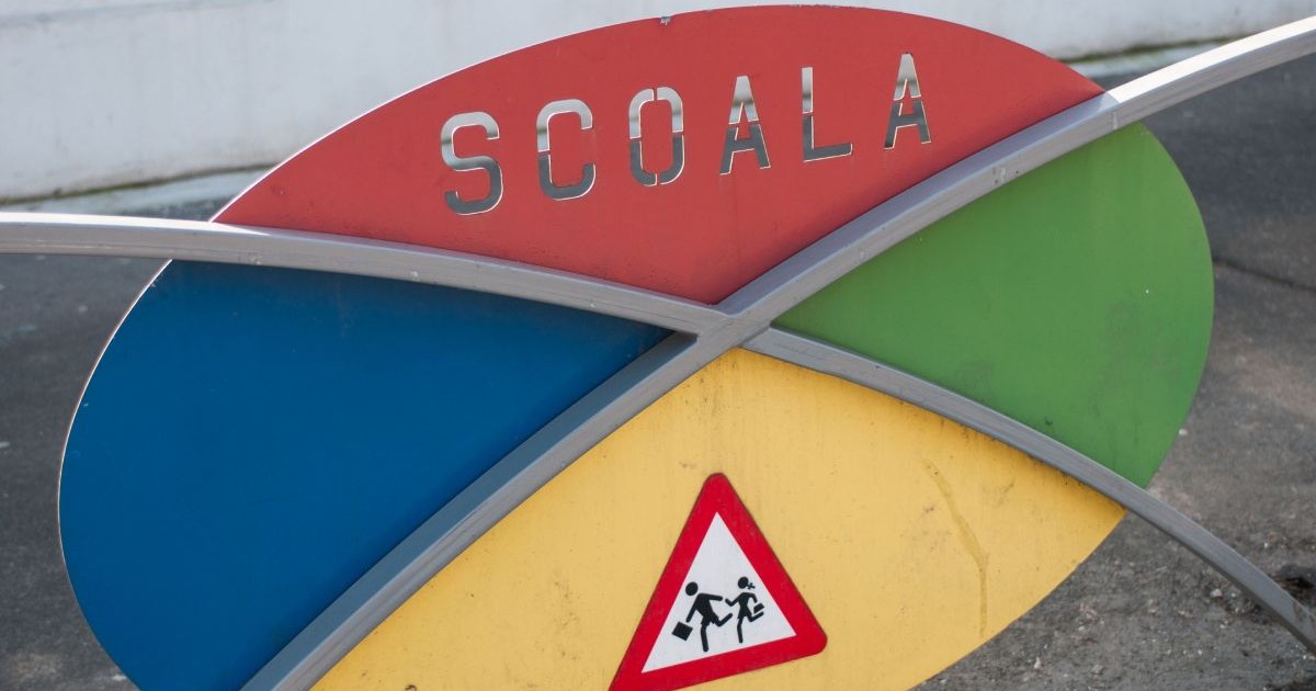 Panou stradal cu semnul Școala și avertisment pentru șoferi, pe o stradă din București