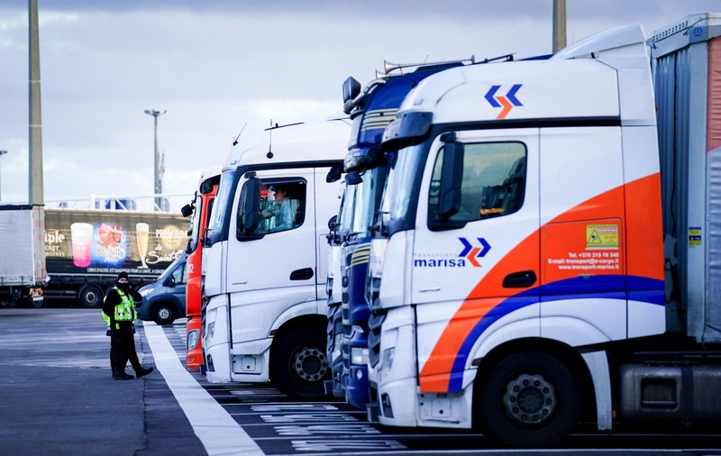 Un șofer român de TIR a primit aproape un milion de euro amendă vamală, în Franța