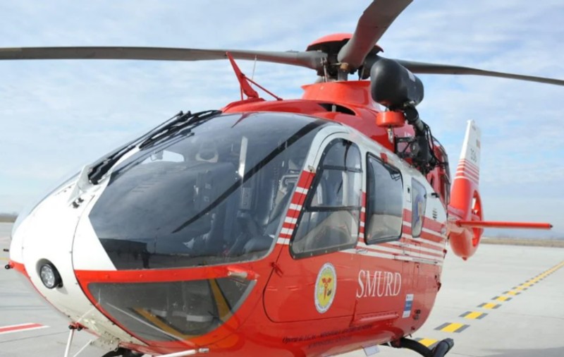 Un copil de 10 ani care a suferit o dublă fractură de tibie şi peroneu pe pârtia de la Cota 1400, dus cu elicopterul la Braşov
