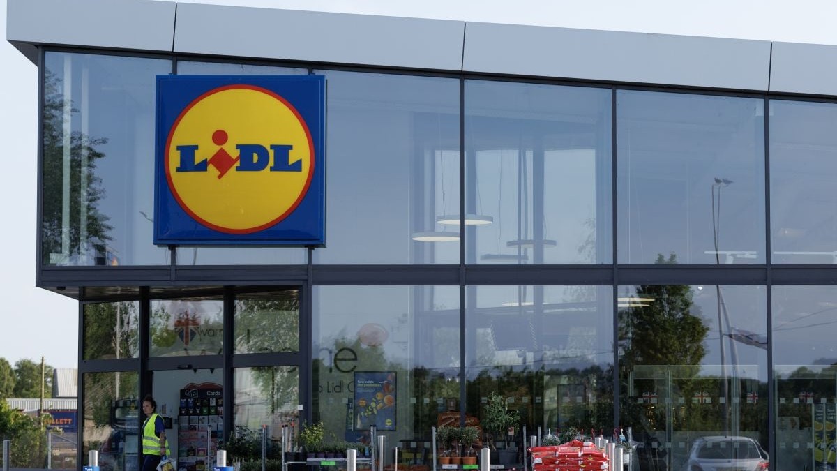 O femeie iese cu o sacoșă plină dintr-un magazin Lidl din Goole, Anglia, pe 27 mai 2026