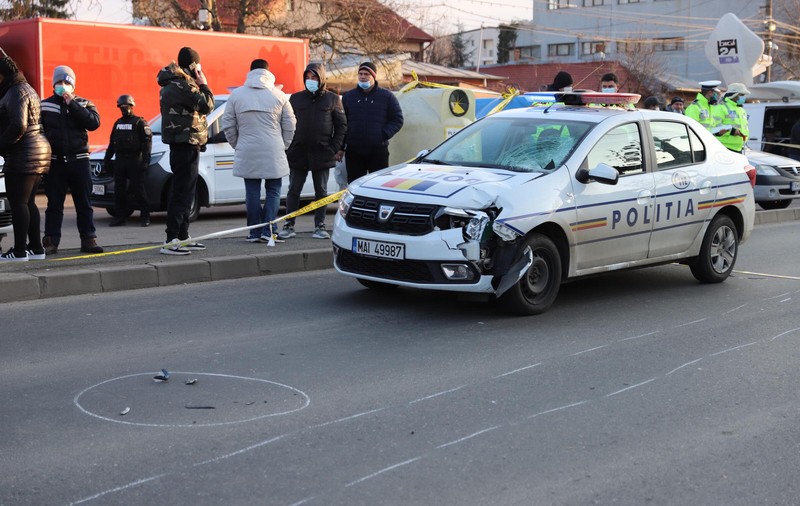 Două fete de 11 ani, lovite de mașina de poliție când traversau. Una dintre ele a murit