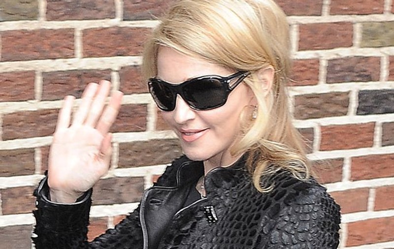 Vecinii vor să o dea afară din bloc pe Madonna