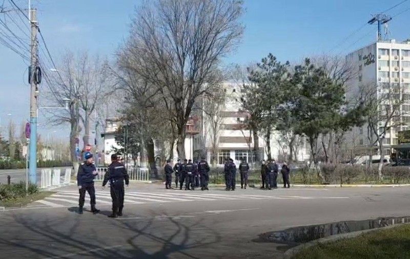 Românii izolați în stațiunea Mamaia se plâng de foame și cer ajutorul constănțenilor. S-a înființat o «celulă de criză» la hotel