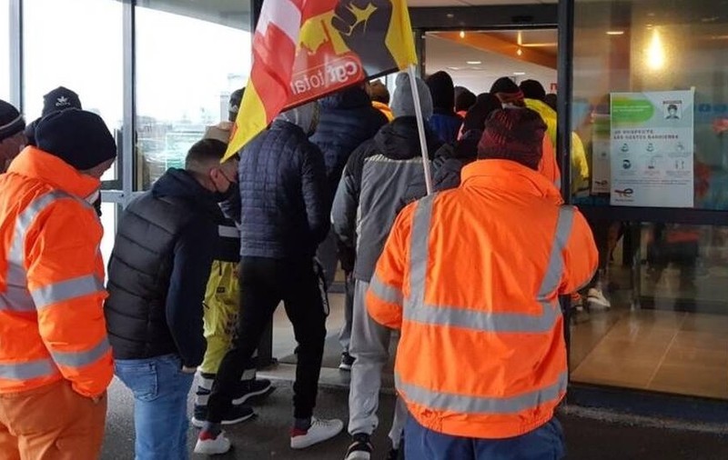 54 de muncitori români sunt de 4 zile în grevă, în Franța. Au dat buzna în sediul firmei pentru care lucrează