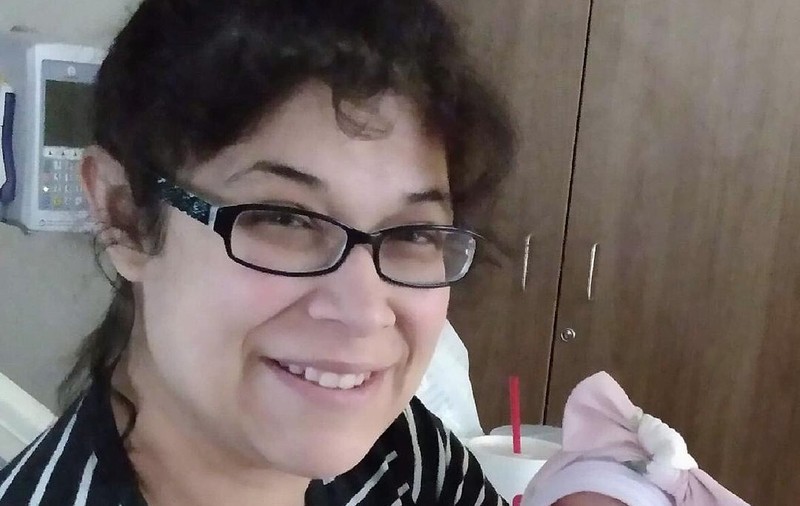 O mamă a 10 copii a murit după ce a născut prima fetiță. Soțul: „S-a rugat să fie fată”