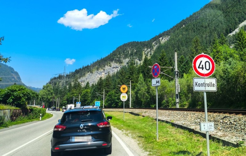 Un șofer a depășit cu 8 km/h limita de viteză, nu a plătit amenda, iar acum șeful lui poate ajunge la închisoare