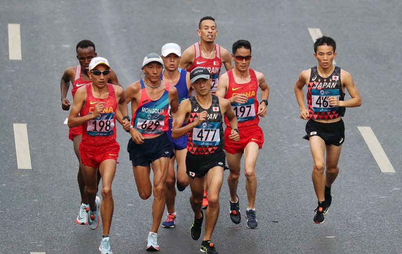 Un chinez de 55 ani a alergat 100 de maratoane în 100 de zile consecutive