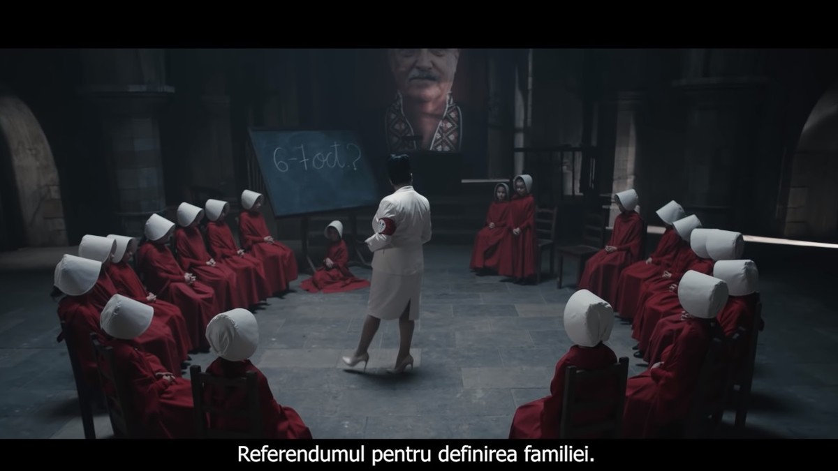 Spot care îndeamnă la boicotarea referendumului pentru familie, inspirat din serialul Povestea slujitoareiSpot care îndeamnă la boicotarea referendumului pentru familie, inspirat din serialul Povestea slujitoarei