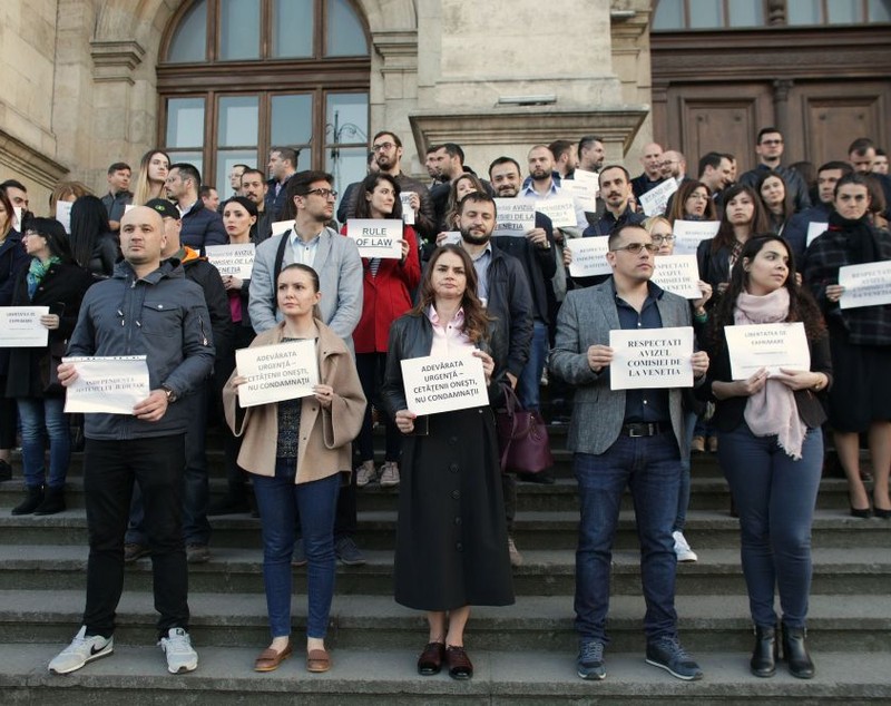 Un nou protest al magistraților la Palatul de Justiție din București. „Suntem aici pentru a apăra independența justiției” / FOTO