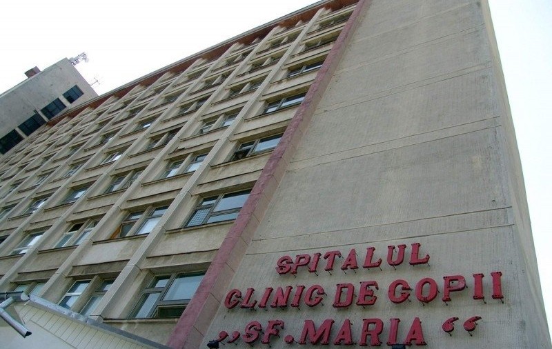 Un copil de 11 ani a fost la un pas de moarte din cauza unei simple julituri în cot. Devorat de bacteria mâncătoare de carne