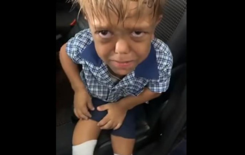 Un copil de 9 ani, batjocorit de colegi din cauza bolii de care suferă, a fost filmat de mama sa când spune că vrea să moară. Val de reacții din întreaga lume