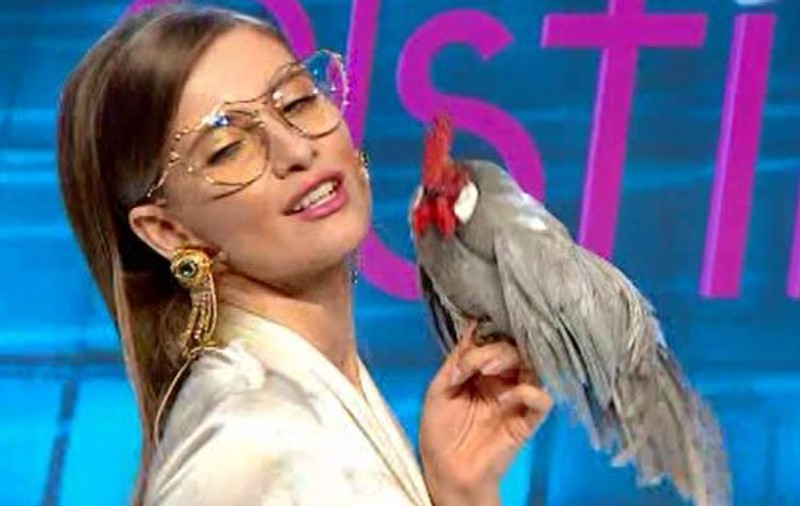 Ce spune Iulia Albu despre aparițiile ei cu găina. "Am fost blamată și considerată stranie" | FOTO