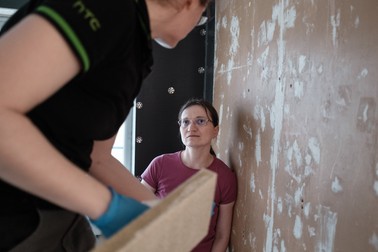 Crina lucrează la renovarea casei. Tamworth, UK, iulie 2021