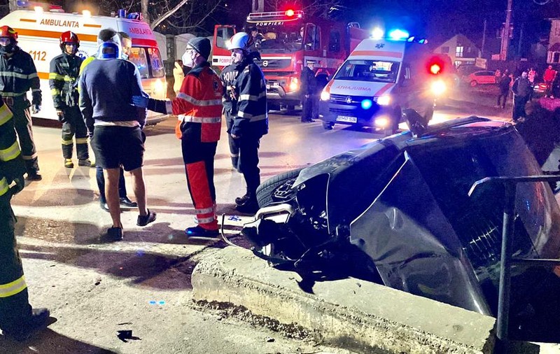 Un șofer care circula cu viteză a intrat într-un cap de pod, în Botoșani. Patru tineri au fost răniți