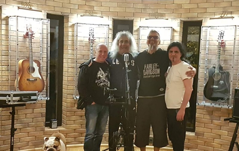 EXCLUSIV/ Istoria rockului românesc, în sufrageria lui Hrubaru! Ce obiecte ”a rechiziționat” de la cei mai cunoscuți artiști ai genului