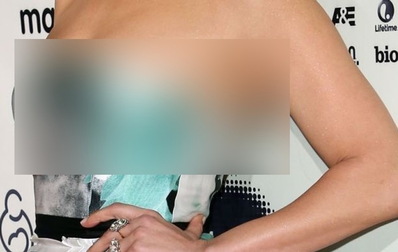 RAR GAFEAZĂ, dar şi când o face... Una dintre cele mai FRUMOASE FEMEI DIN LUME, cu PIEILE PE AFARĂ DIN ROCHIE! FOTO 