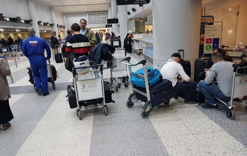 Peste 100 de români sunt blocați pe aeroportul din Beirut