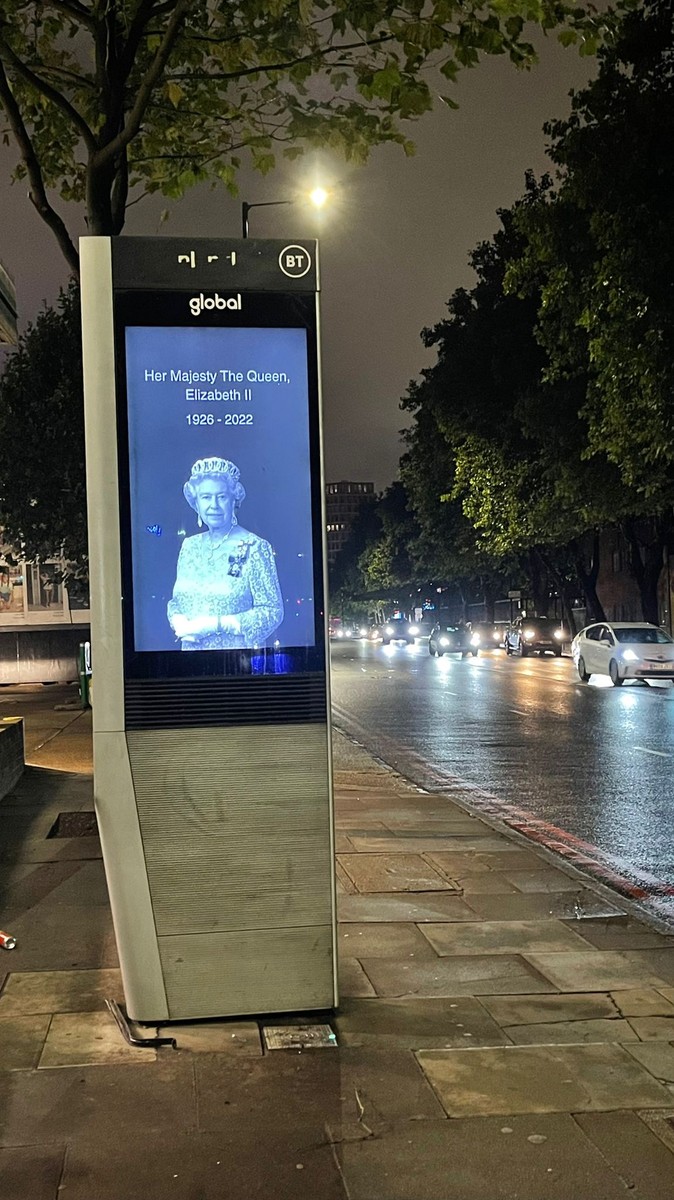 Chipul reginei pe un panou din Londra