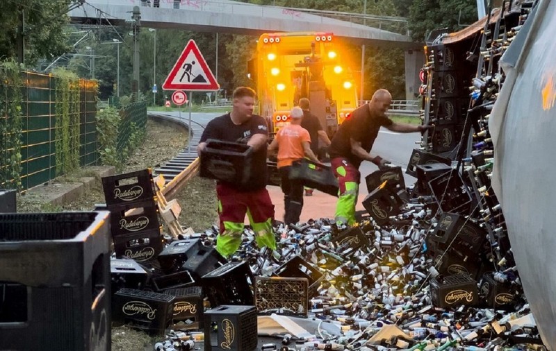 Un șofer român de TIR a închis timp de 20 de ore o șosea germană abia deschisă după ce fusese dezamorsată o bombă