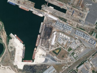 Urmările bombardamentelor raportate asupra terminalului de depozitare a cerealelor Nika-Tera din portul Mikolaiv, surprinse într-o fotografie din satelit pe 7 iunie. | Foto: Profimedia
