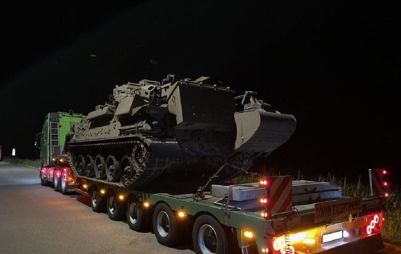 Un șofer român de TIR a fost prins în Germania când transporta ilegal un tanc spre România