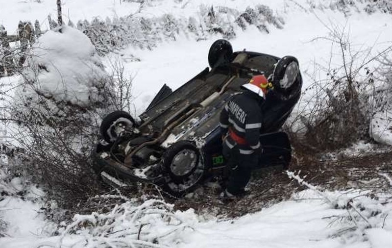 Un bărbat a murit la volan și s-a răsturnat cu mașina în șanț. Se crede că ar fi făcut infarct