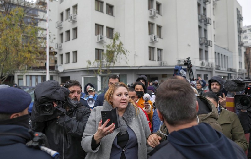 Soțul Dianei Șoșoacă, pus sub control judiciar pentru ultraj. Senatoarea și susținătorii ei au făcut scandal la Parchet