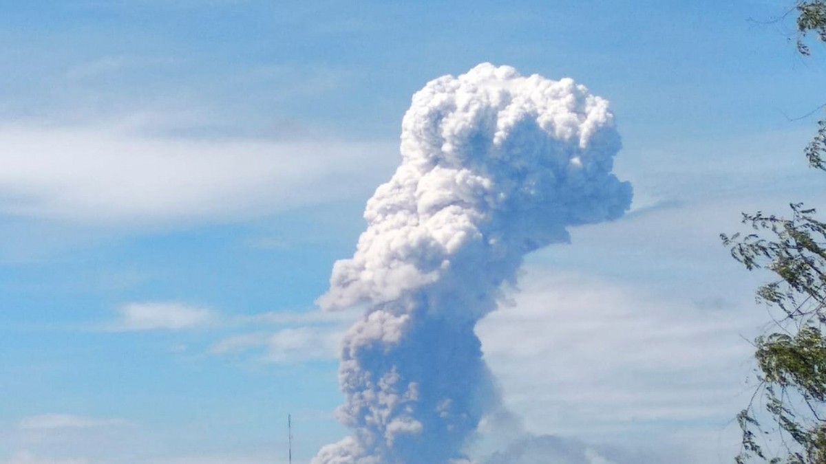 pe insula Sulawesi din Indonezia a erupt și un vulcan