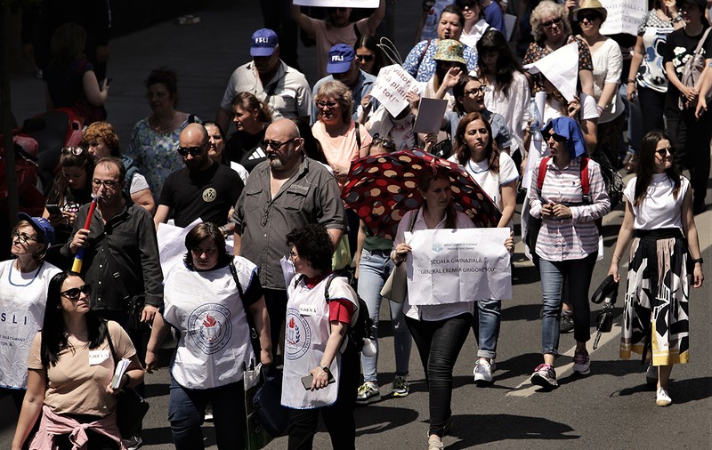 Mai știți ce fac profesorii voștri? „Cumpăr cărţi pe caiet”. Cum arată viaţa celor care azi ne învață copiii