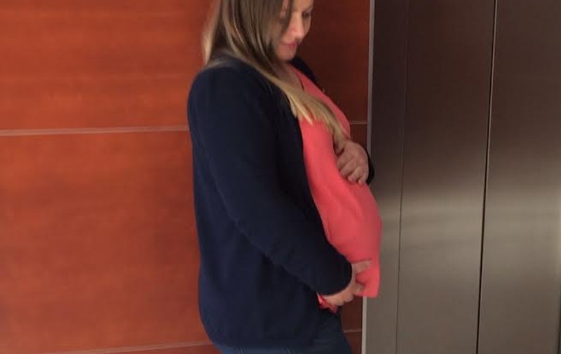 Zeci de mii de românce însărcinate nu trec niciodată pe la medic înainte să nască din cauza banilor