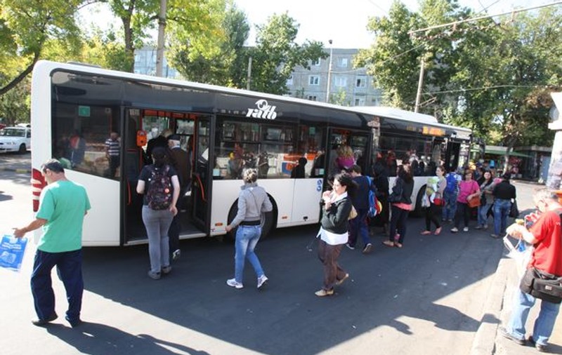 Şefii RATB au cheltuit în doi ani 450.000 de lei pe cafea şi produse de patiserie şi au cumpărat stilouri cu peniţe de aur şi platină