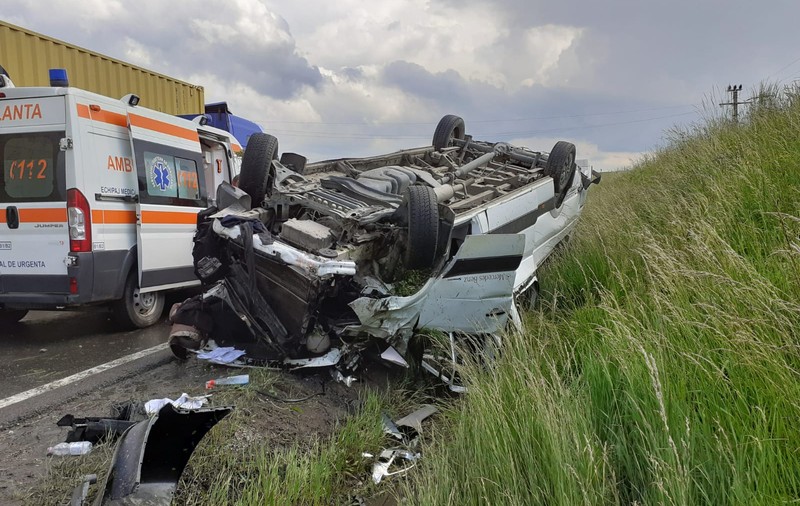 Un microbuz s-a răsturnat pe DN 1, în județul Cluj. Mai mulți călători au nevoie de îngrijiri medicale